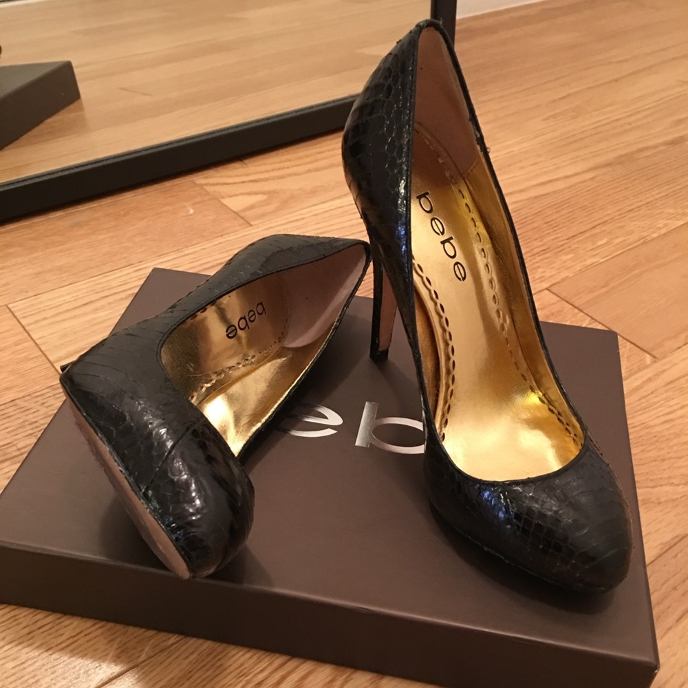 Bebe Luxe Black Textured Pumps